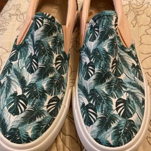 Ladies memory foam canvas sneakers never worn